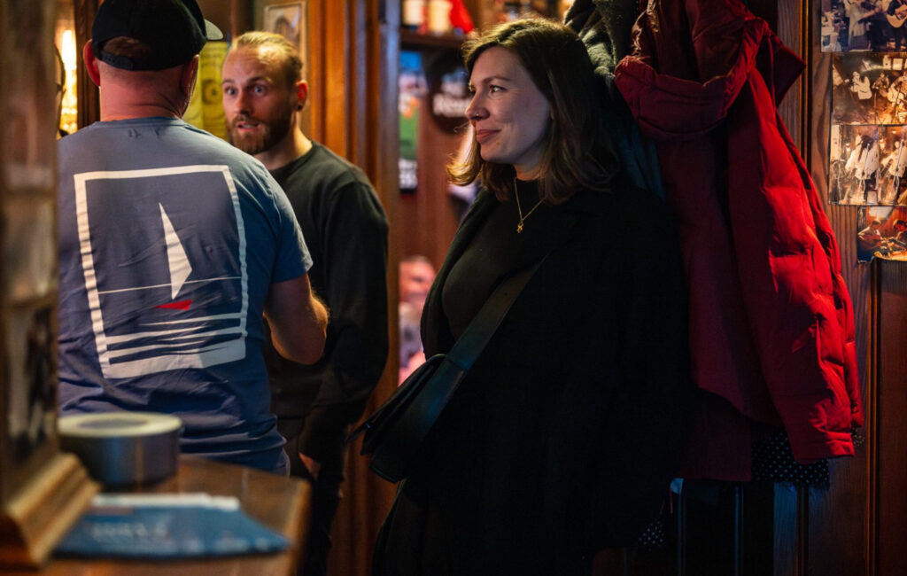 Josephin Kalok beim Kneipenquiz des Festivals Rendez-vous mit der Geschichte in Weimar im Jahr 2024.