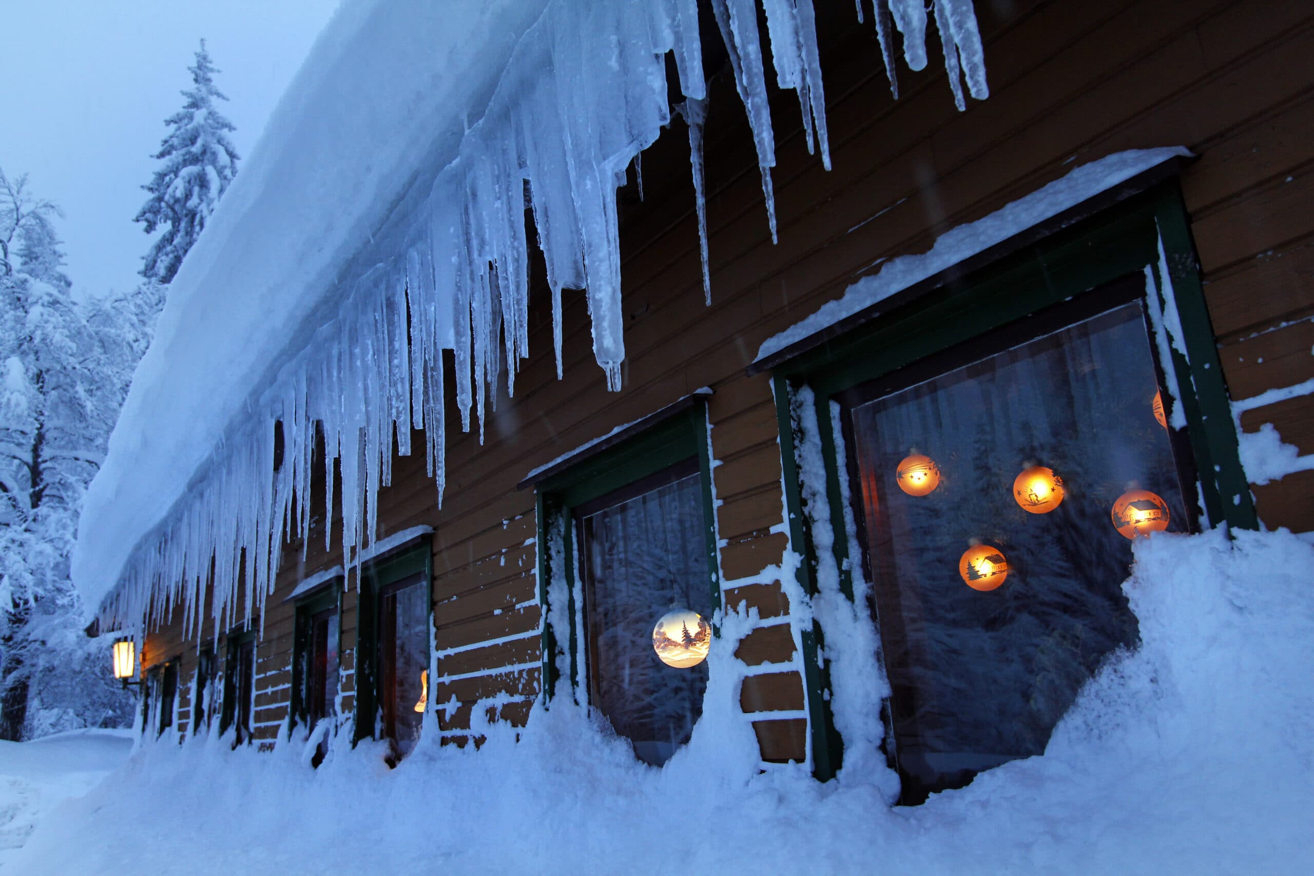 Thüringen/Lauscha handbemalt #54 Haus mit Schnee aus Glas mundgeblasen 